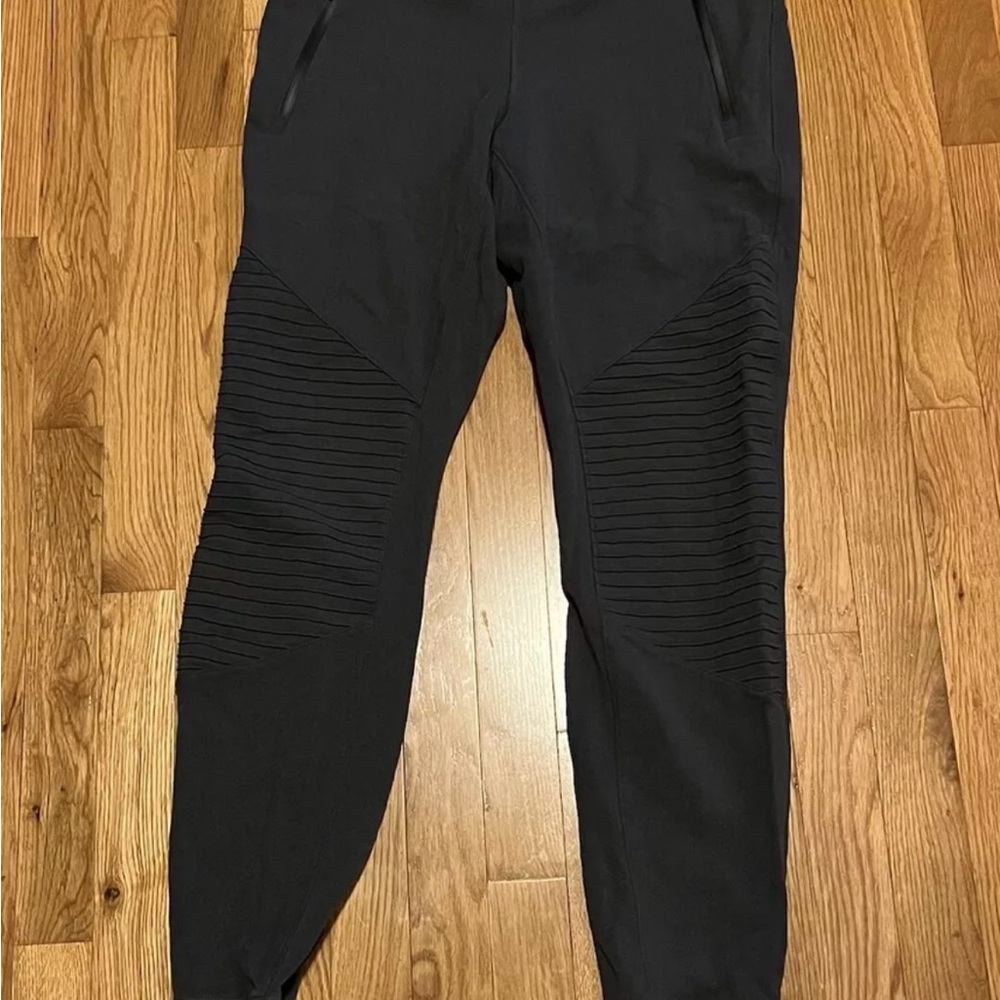 Alo Yoga Lounge Moto Jogger Technical Fleece Pants Men's M Gray Reinforced Knees